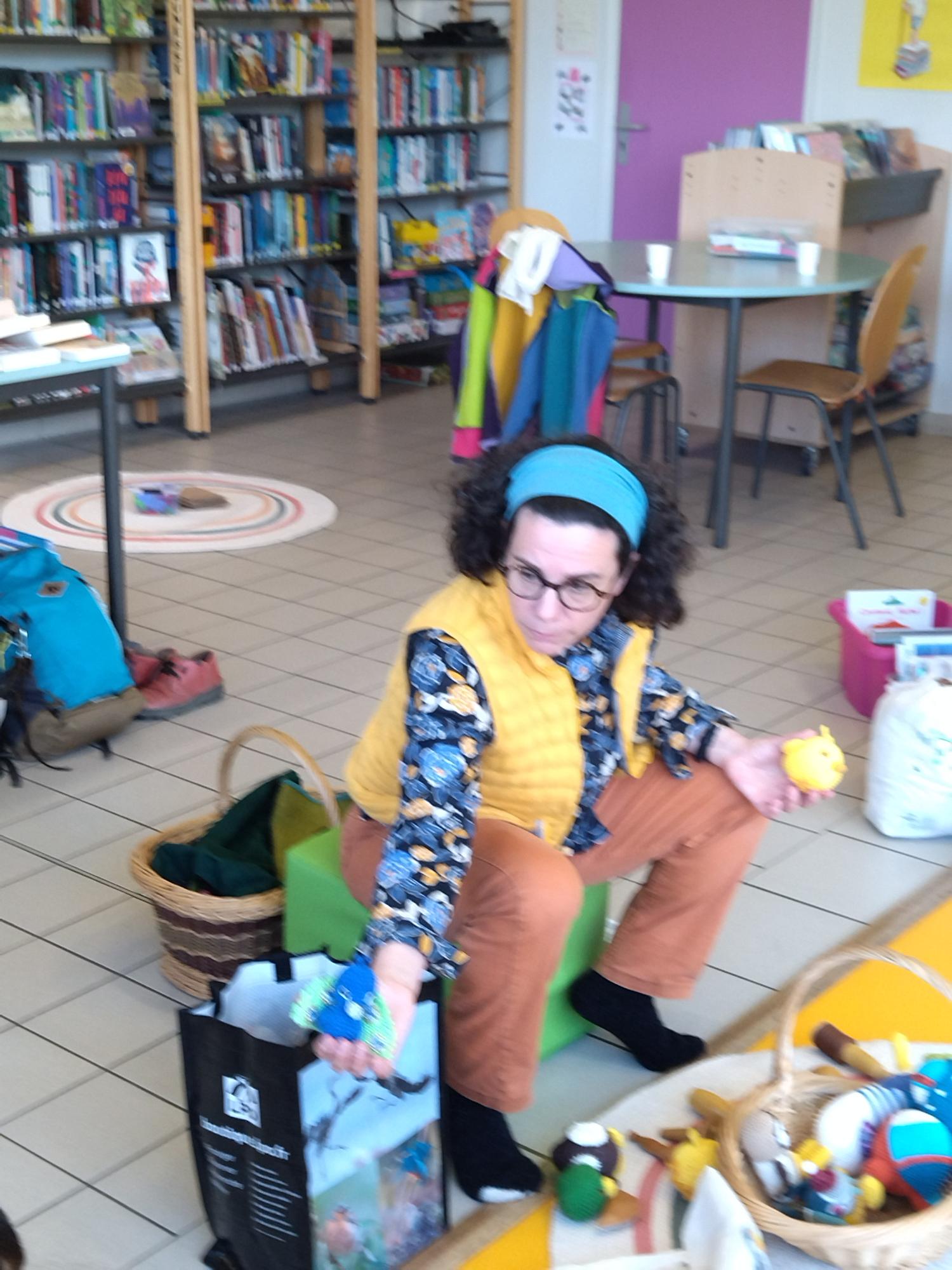 femme assise avec instruments
